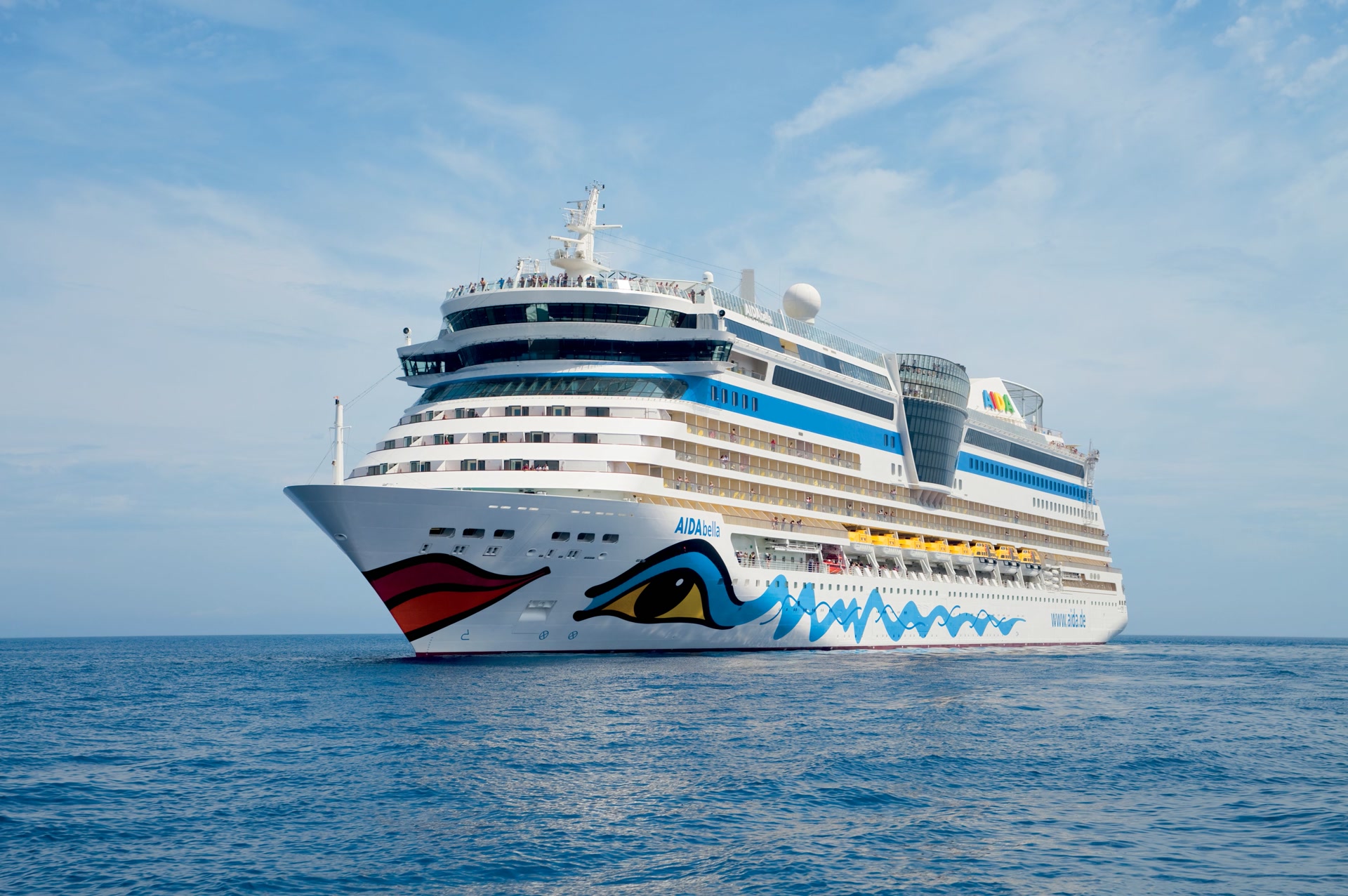 Kreuzfahrtschiff im Meer