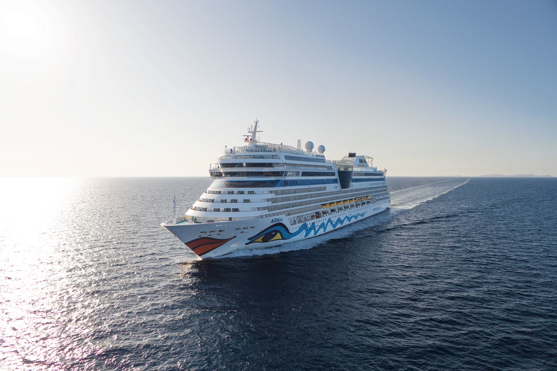 Kreuzfahrtschiff im Meer