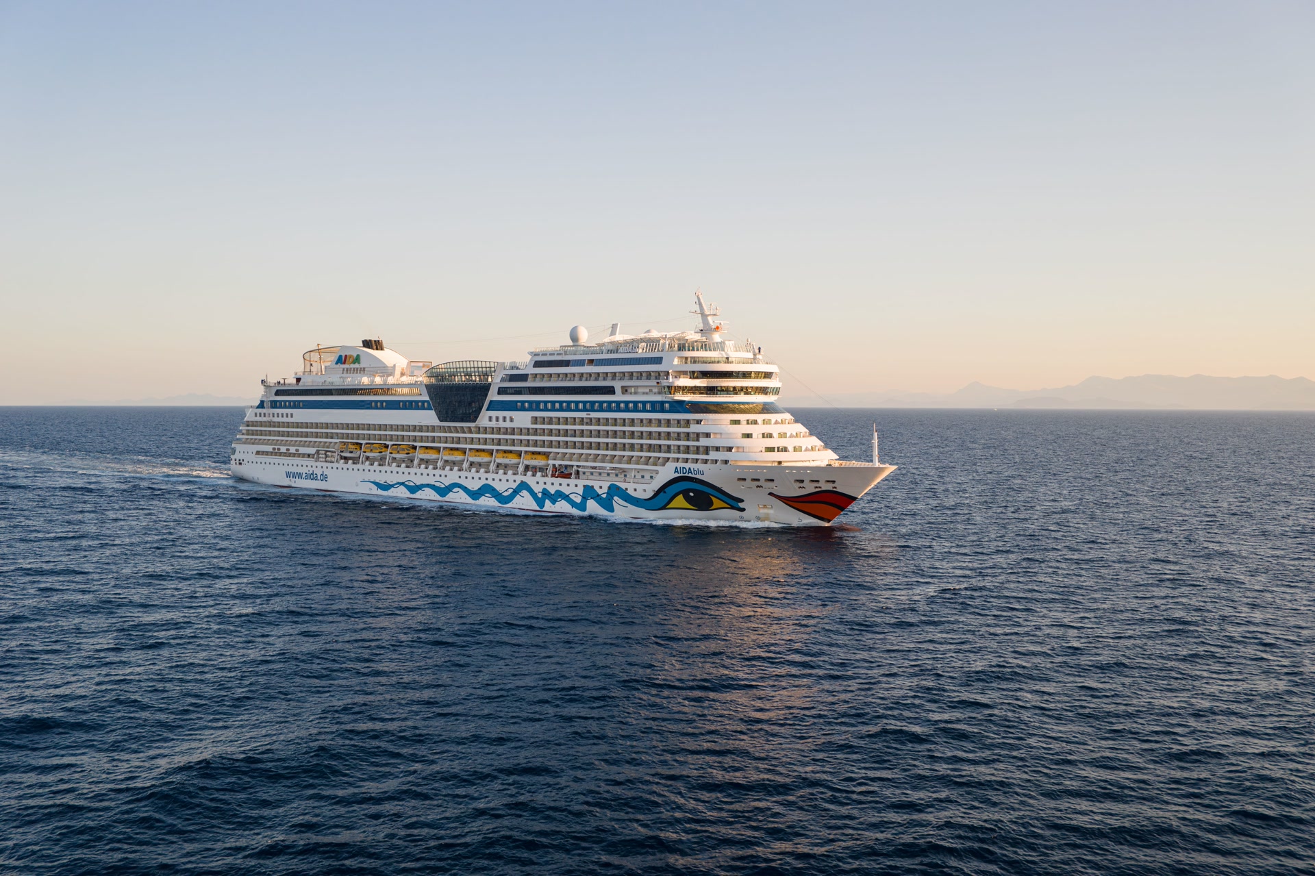 Kreuzfahrtschiff im Meer