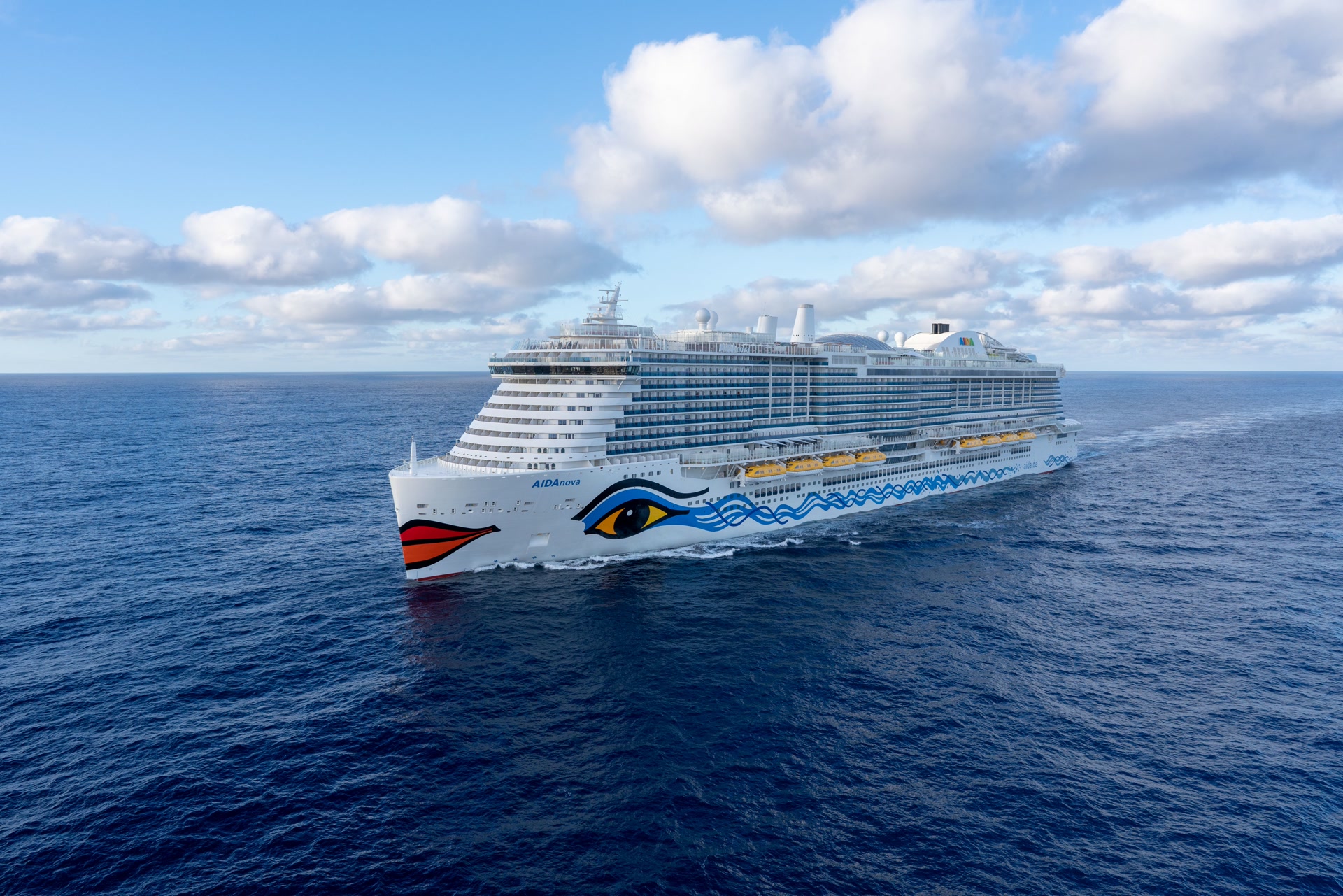 Kreuzfahrtschiff im Meer