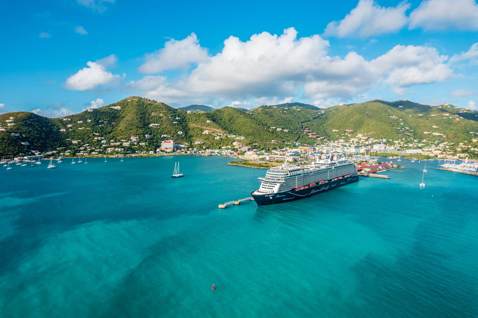 Kreuzfahrtschiff im Meer