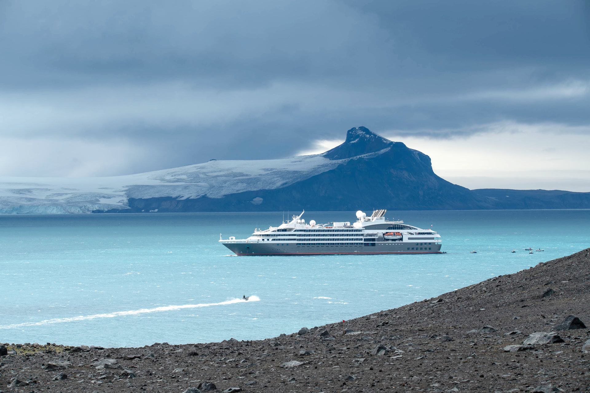 Kreuzfahrtschiff im Meer